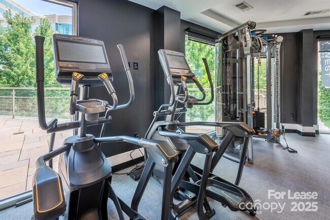 Building Photo - 902 W 4th St