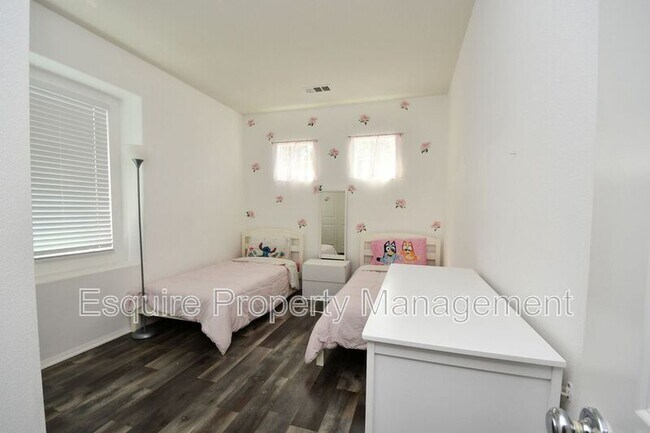 Building Photo - 141 Clearwood St
