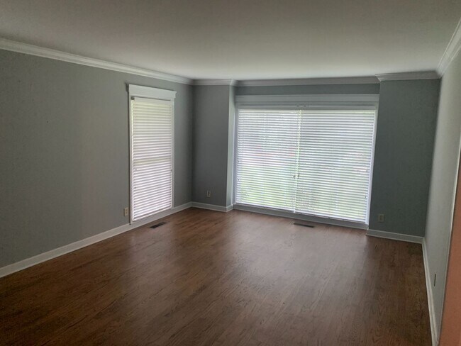 Building Photo - Charming 4B/3.5B Home!