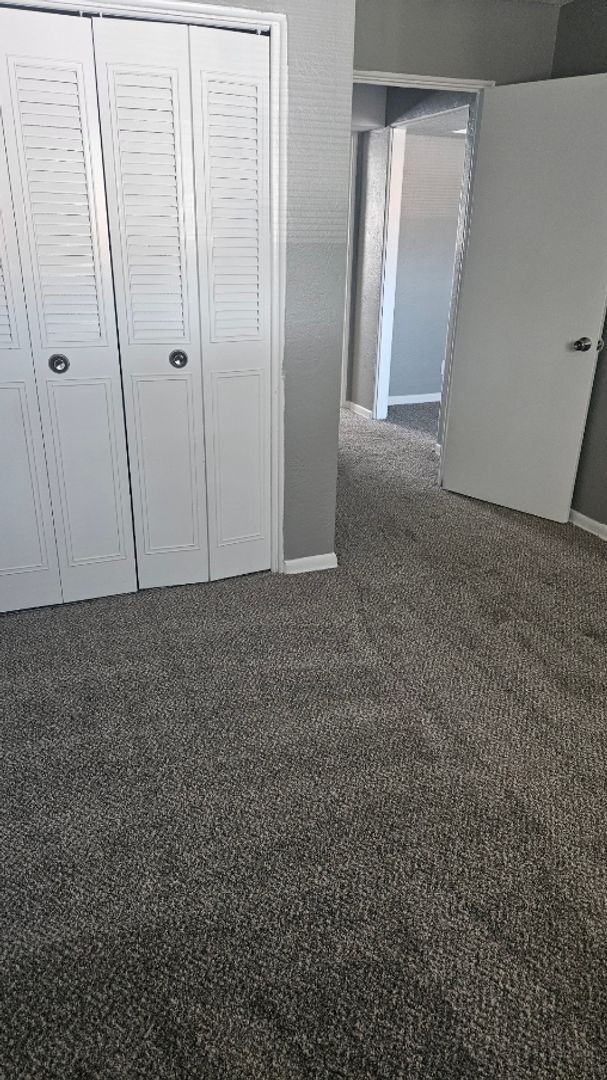 Building Photo - 2 bedroom- HUGE PATIO