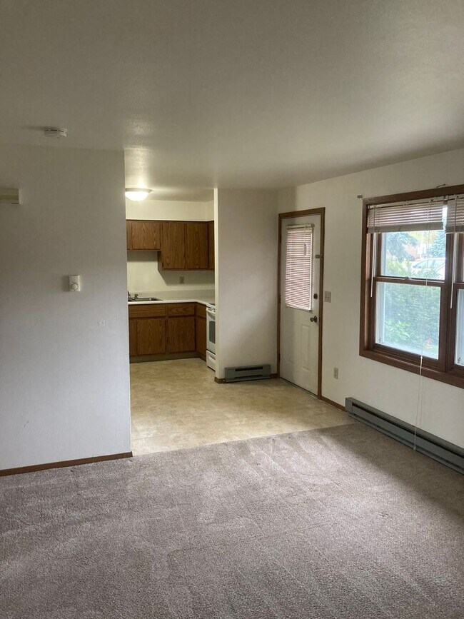 Building Photo - 2 Bedroom 1 Bath apartment on upper level