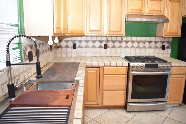 Building Photo - Charming 2-Story, 4 Bd 3 Ba Unit Near Downtown San Diego – 92113