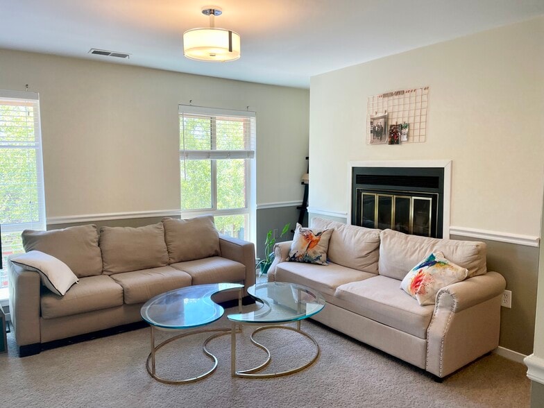 Living room - 10 W Hill St