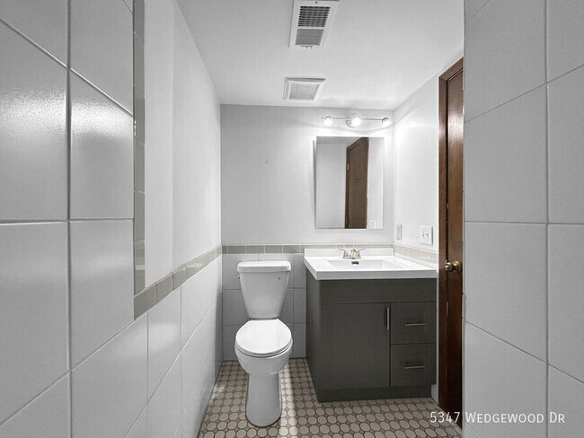 Building Photo - 5347 Wedgewood Dr
