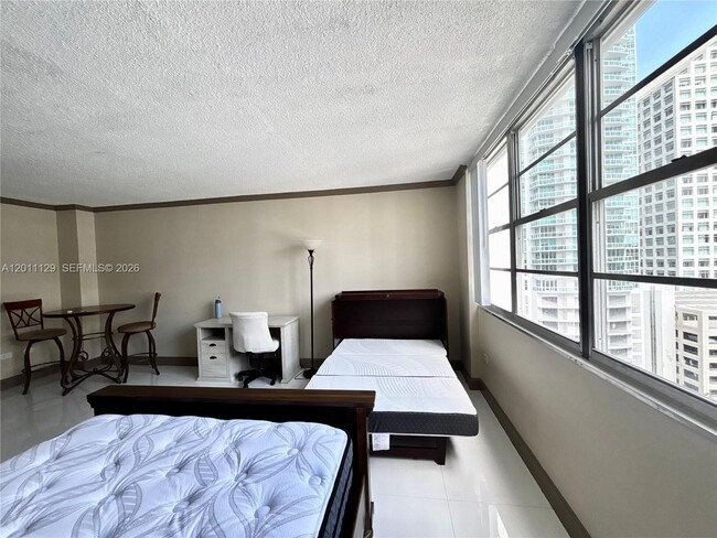 Building Photo - 999 Brickell Bay Dr