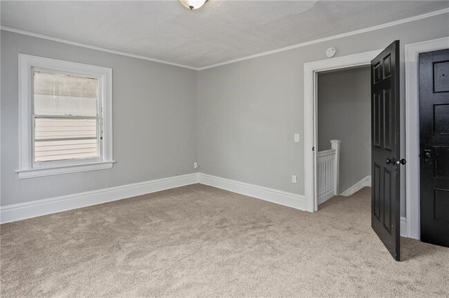 Building Photo - 117 Kenwood Ave