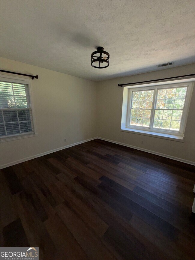 Building Photo - 807 Piney Woods Dr