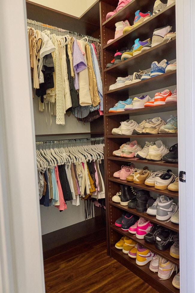 Building Photo - 9909 W 32nd Ln