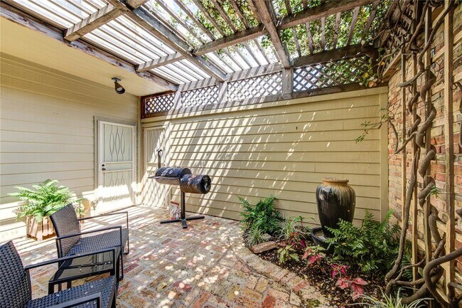 Building Photo - 7530 Del Monte Dr