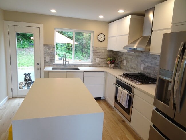 Building Photo - Captivating Contemporary Home in Columbia ...