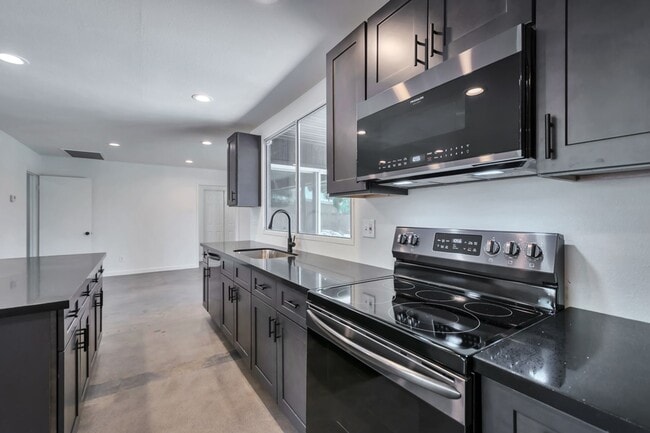 Building Photo - Remodeled 5-Bedroom Tempe Home with Private Pool, Large Yard & Garage Near ASU