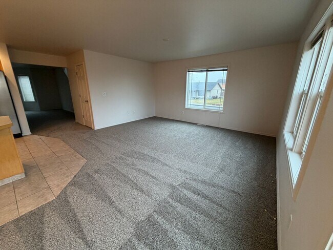 Building Photo - New paint & carpet! 2 bed 2.5 bath + bonus room townhome