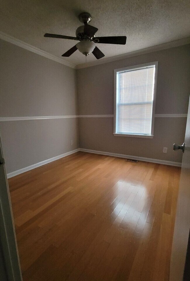 Building Photo - Spacious 3 bedroom house