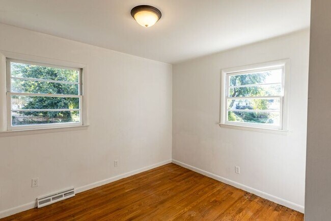 Building Photo - 104 Stratford Ct