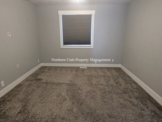 Building Photo - 6 Bed 3 Bath Home with Everything!