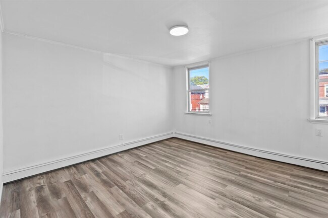 Building Photo - 676 Chestnut St