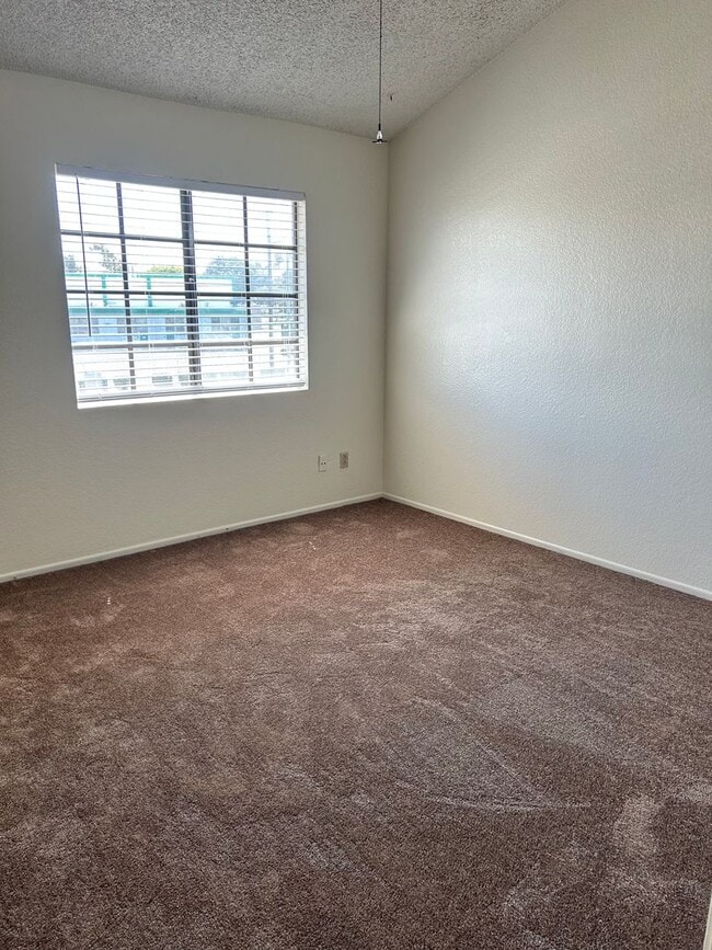 Building Photo - Beautiful 2b2.5b Condo in a great area of South Gardena features central AC, Fireplace, Washer/Dr...