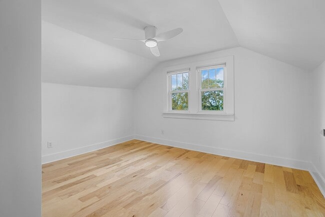 Building Photo - 520 Elgin St