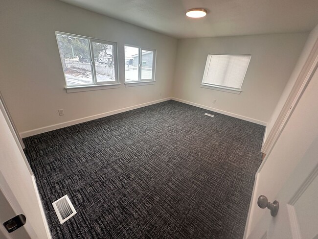 Building Photo - Remodeled and spacious home in Burbank