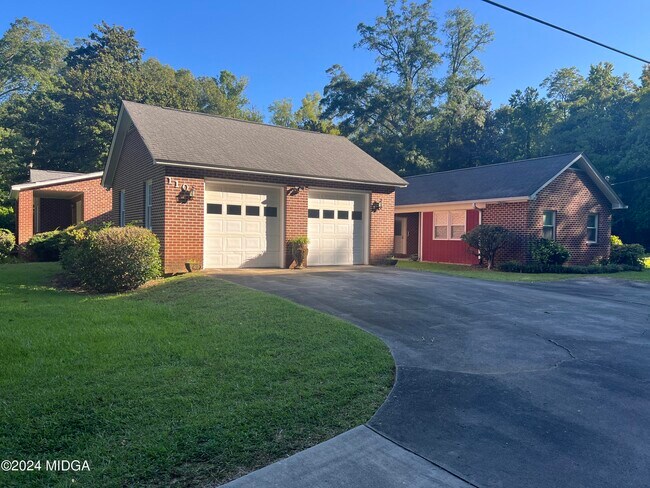 Building Photo - 110 Bragg St