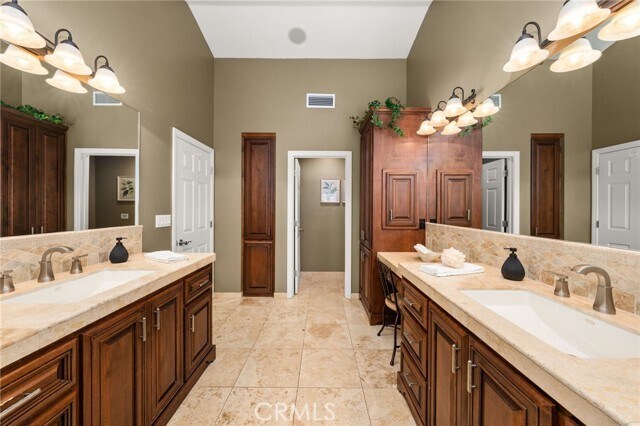 Building Photo - 2465 Via Oeste Dr