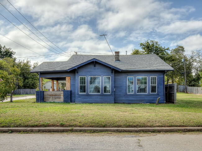 Building Photo - Beautifully Updated Bungalow!