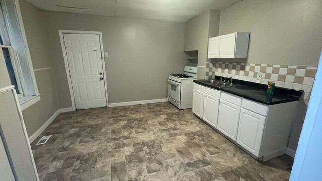 Building Photo - Great Price, Professionally Managed, Liter...
