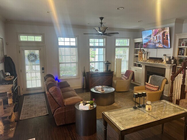 Building Photo - 3 Bed, 2.5 Bath Garden Home in Lakewood Subdivision – Available 8/1