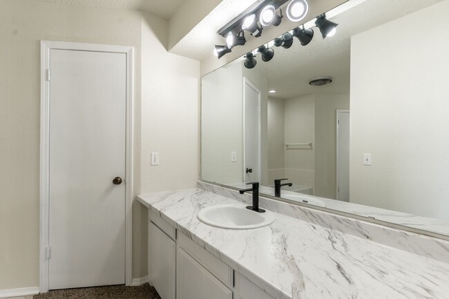 Building Photo - Rent to Own Home Available in Oklahoma City!