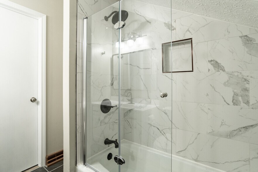 Upstairs Full bath - 67 Groton Dr