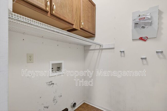 Building Photo - 10 Manor Ridge Ct