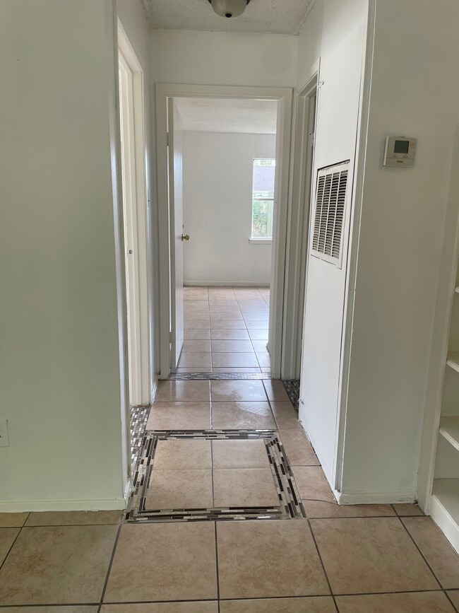 Building Photo - Farley Drive Unit B