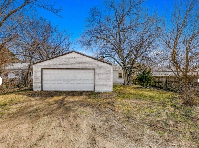 Building Photo - Adorable 3 bed, 1 bath!