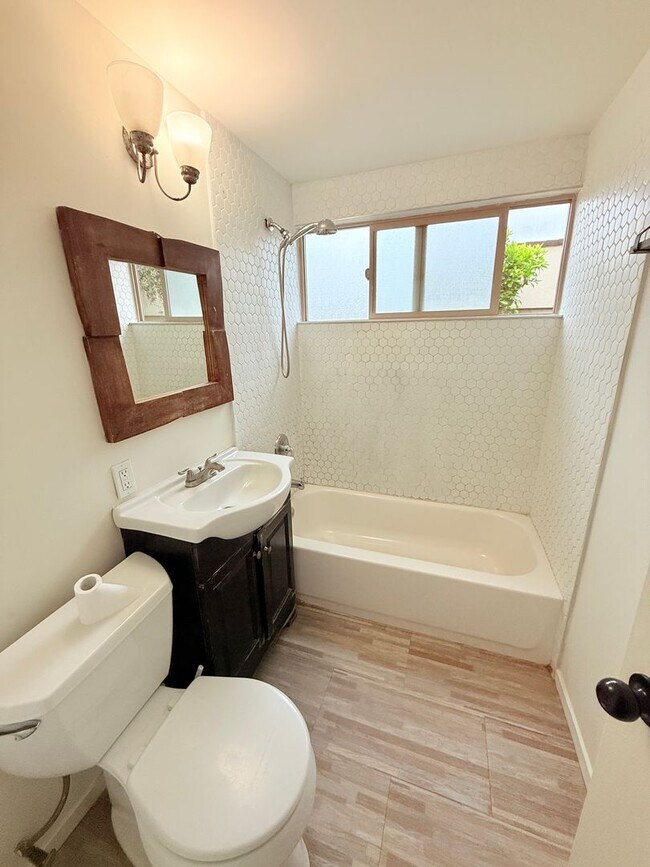 Building Photo - 401 N Lupine St