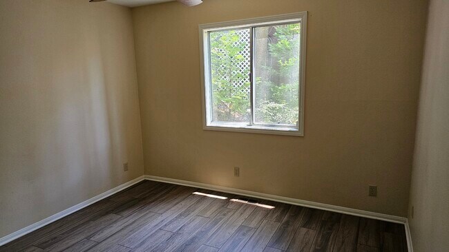 Building Photo - 527 Sutter Ln
