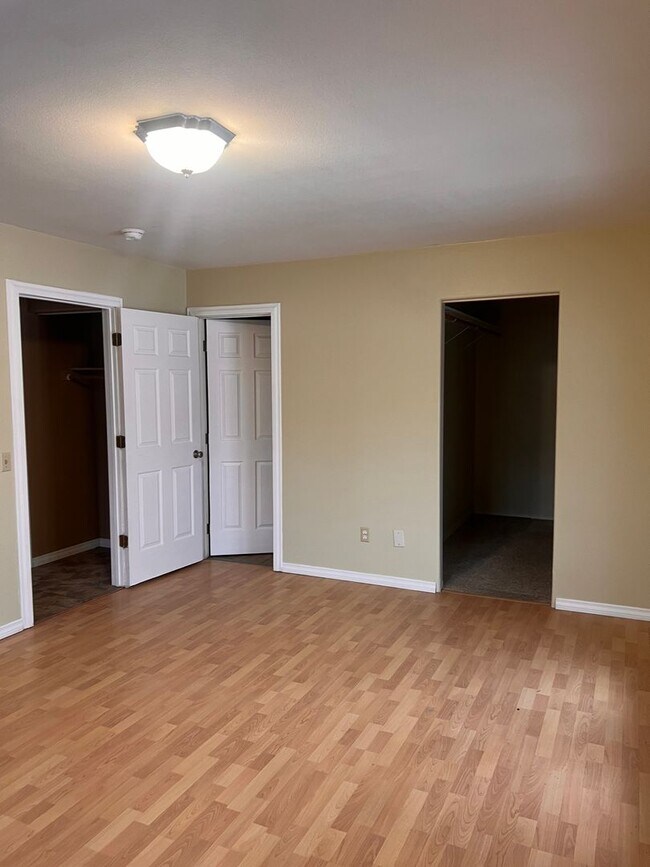 Building Photo - Beautiful 3 bedroom/2bath with spacious deck and backyard