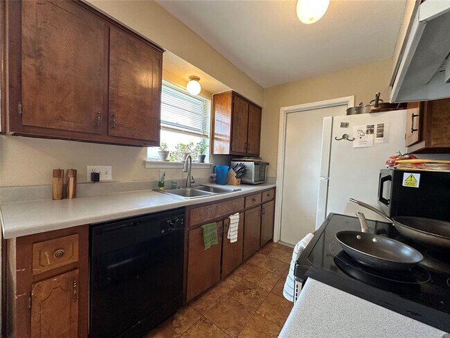 Building Photo - 1602 Sagebrush Dr