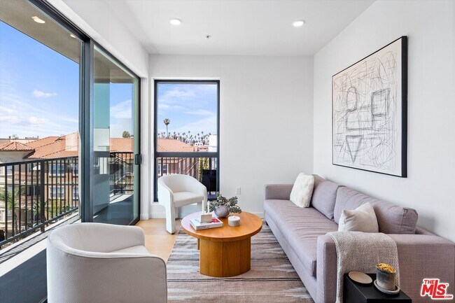 Building Photo - 904 S New Hampshire Ave