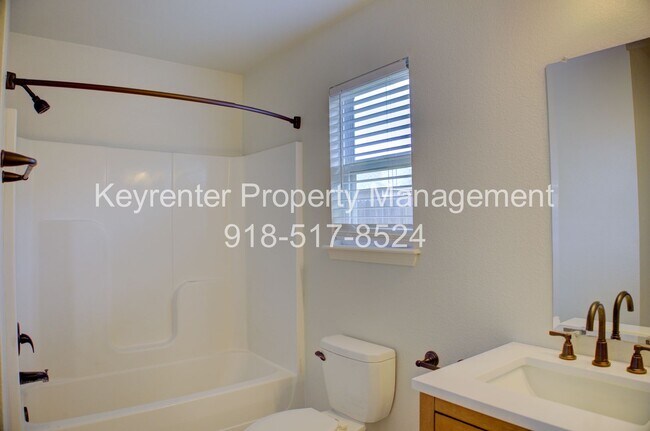 Building Photo - Coming Soon! 3 bed/2 bath!