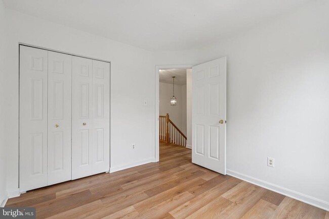 Building Photo - 46858 Lawnes Creek Terrace