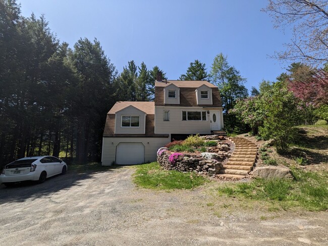 Building Photo - Beautiful Three Bedroom Home