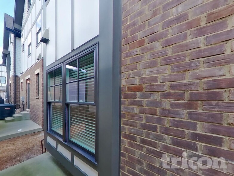 Building Photo - 1242 Hillwood Private Cove