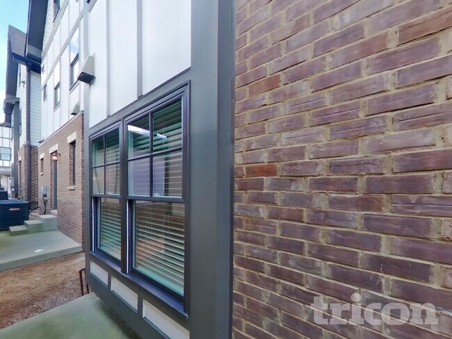 Building Photo - 1242 Hillwood Private Cove