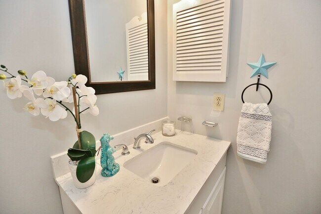 Building Photo - Beautifully Updated Townhome In Ocean Lake...