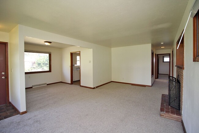 Building Photo - Delightful 3 Bedroom Mid-Century Ranch Hom...