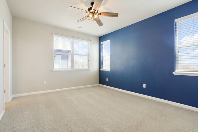 Building Photo - Spacious 3 Bed, 2.5 Bath Townhome in Prime Lakewood Location - Solar