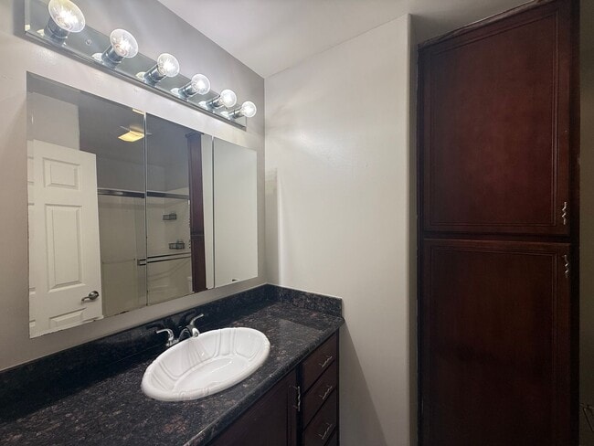 Building Photo - Beautiful 4B/2BA Top Floor Corner Unit wit...