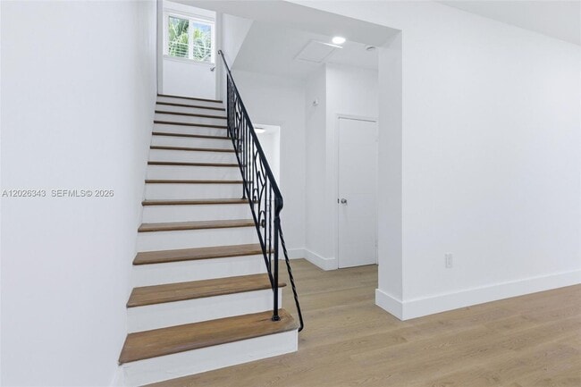 Building Photo - 1510 S Treasure Dr