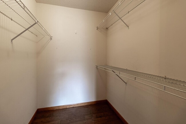 Building Photo - 1302 Look Out Ct