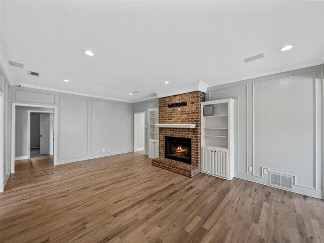 Building Photo - 4636 Versailles Ln